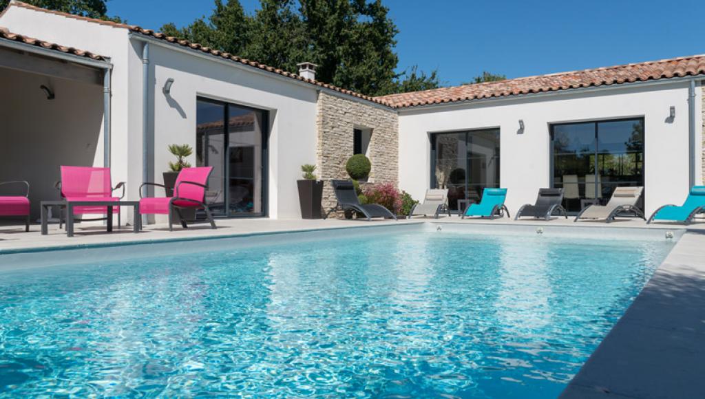 villa avec piscine neuve mur en parement pierres claires