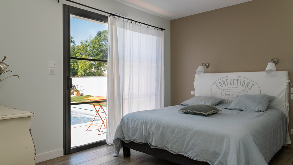 Chambre d’enfant lumineuse dans maison sur mesure à Chauray