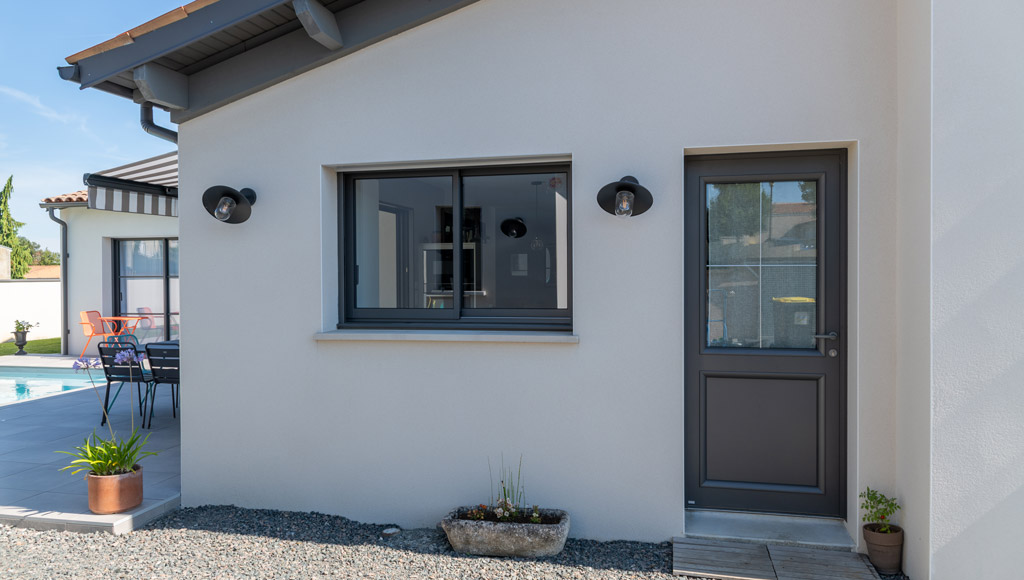Maison sur mesure à Chauray avec façade moderne et garage indépendant