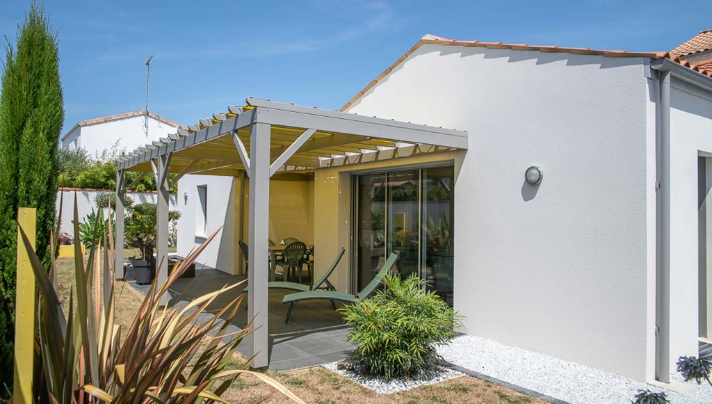 Espace extérieur avec pergola ombragée dans une maison à Saint-Georges