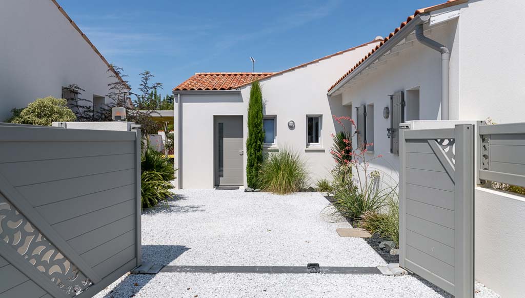 Extérieur contemporain d'une maison près de Royan avec menuiseries grises