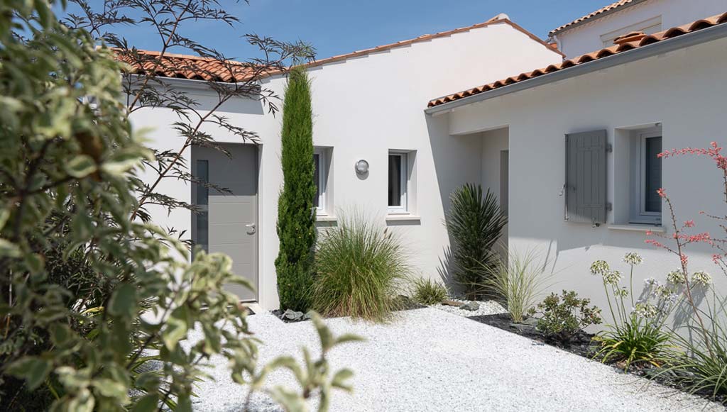 Extérieur moderne et soigné d'une maison neuve à Saint-Georges-de-Didonne