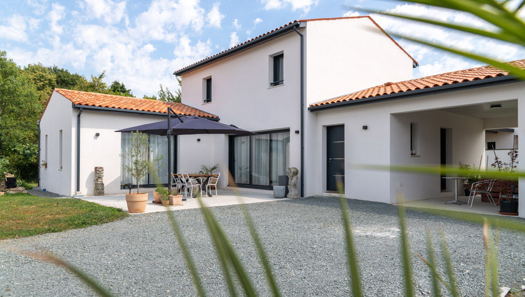 Vue extérieure d’une maison contemporaine à étage construite sur mesure à Niort