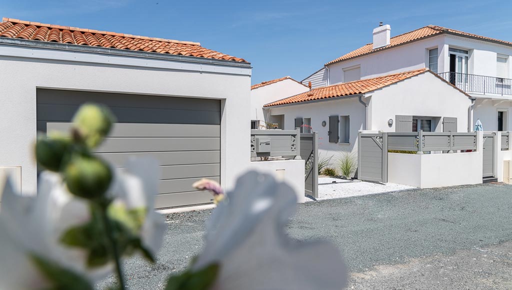 Façade moderne d'une maison neuve avec toiture en tuiles et design épuré