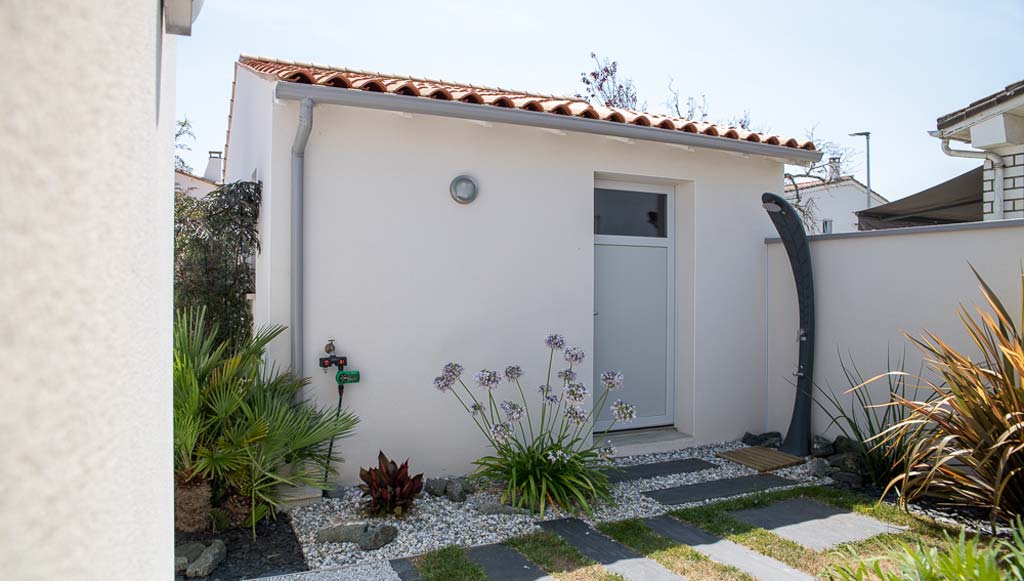 Garage séparé et pratique dans une maison neuve à Saint-Georges-de-Didonne