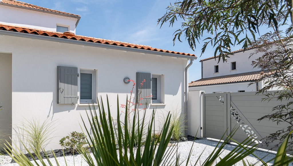 Maison moderne avec aménagement extérieur soigné à Saint-Georges-de-Didonne