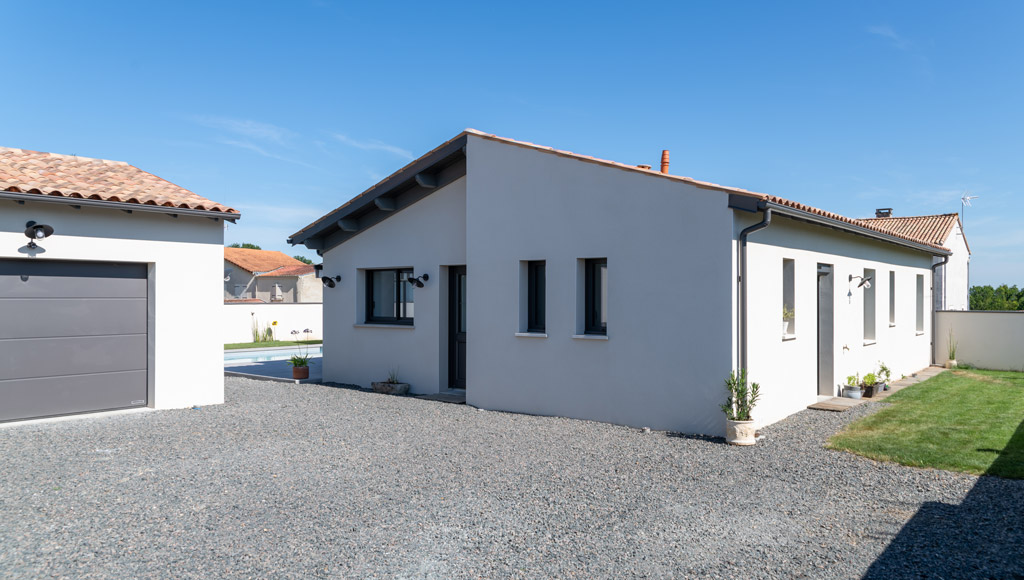 Façade de maison neuve contemporaine à Chauray avec garage séparé