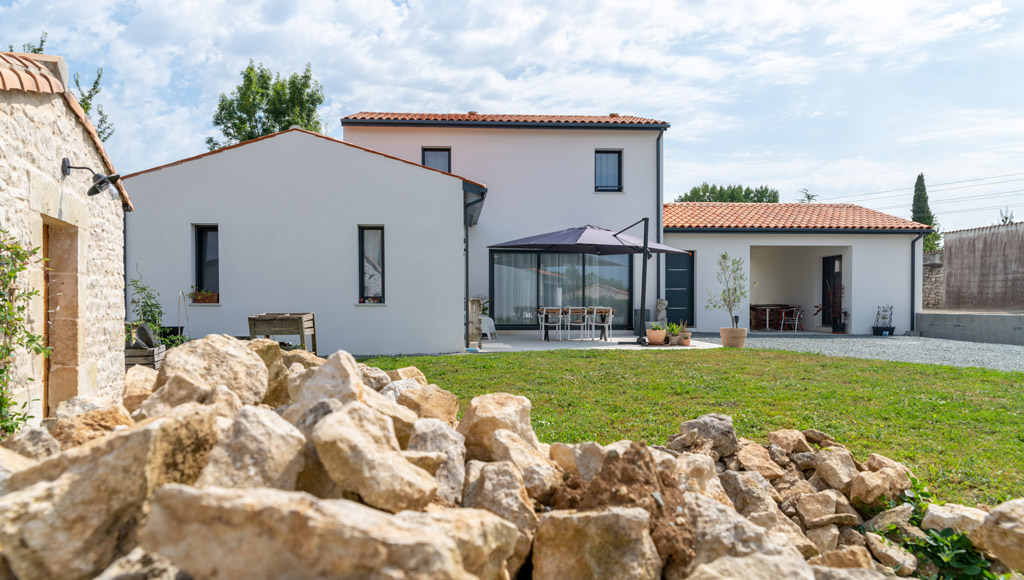 Maison à étage contemporaine avec architecture soignée à Niort