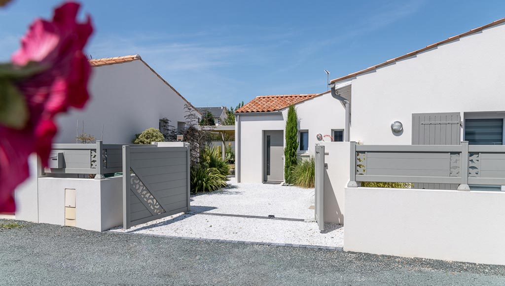 Maison neuve à Saint-Georges-de-Didonne avec menuiseries gris clair et enduit blanc