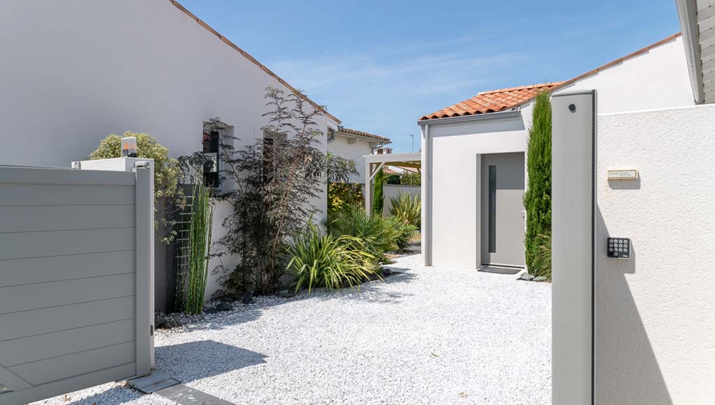 Maison neuve avec patio et style moderne en Charente-Maritime.