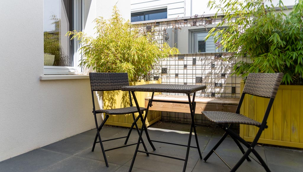 Patio convivial et lumineux dans une maison neuve à Saint-Georges-de-Didonne