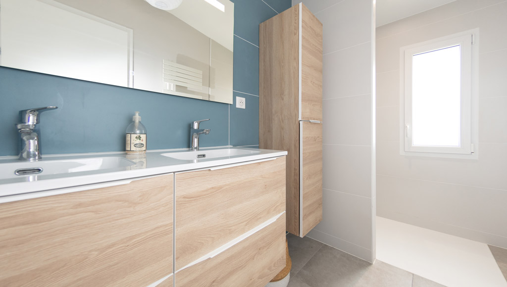 Salle de bain moderne aménagée dans maison neuve à étage à Niort