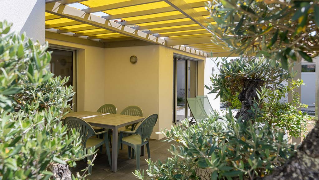 Terrasse moderne avec pergola intégrée dans une maison près de Royan.