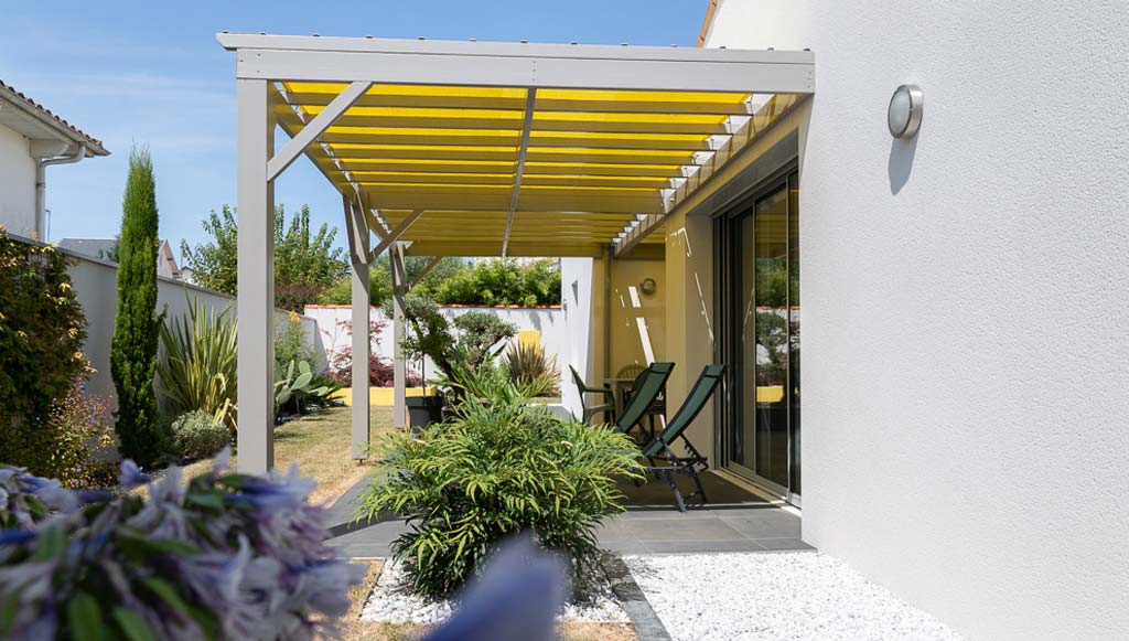 Terrasse élégante et ombragée grâce à une pergola en Charente-Maritime