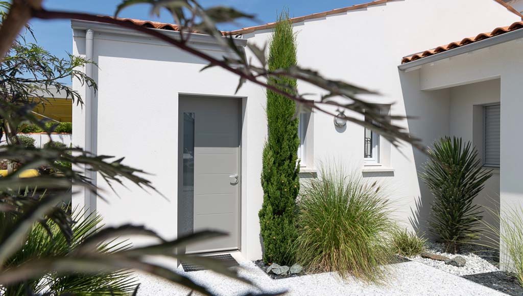 Maison neuve avec toit en tuiles et façade blanche à deux pas de Royan.