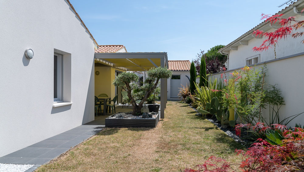 Vue globale d'une maison neuve avec patio et finitions haut de gamme