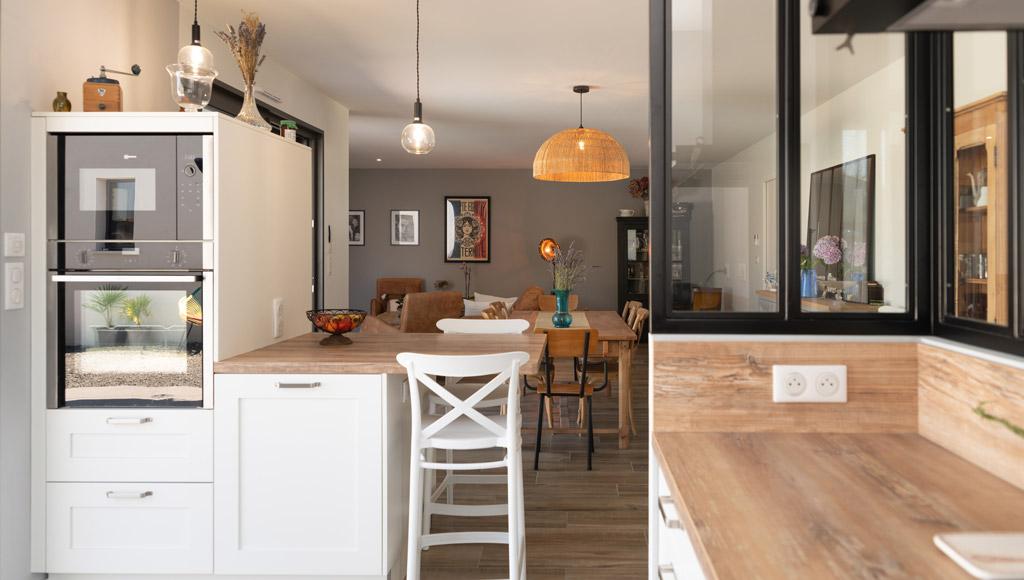 Espace cuisine moderne dans une maison contemporaine à Chauray