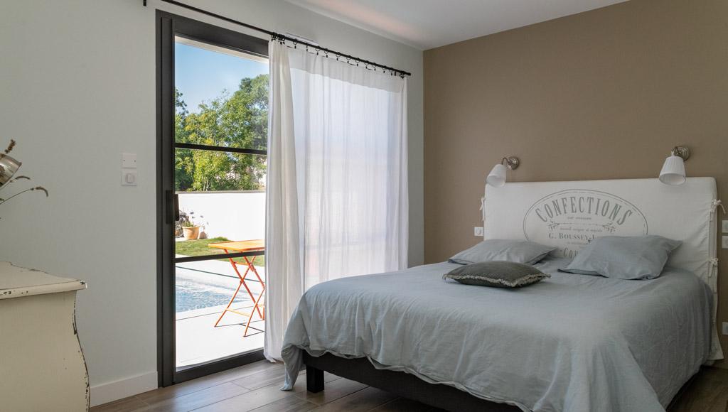 Chambre d’enfant lumineuse dans maison sur mesure à Chauray