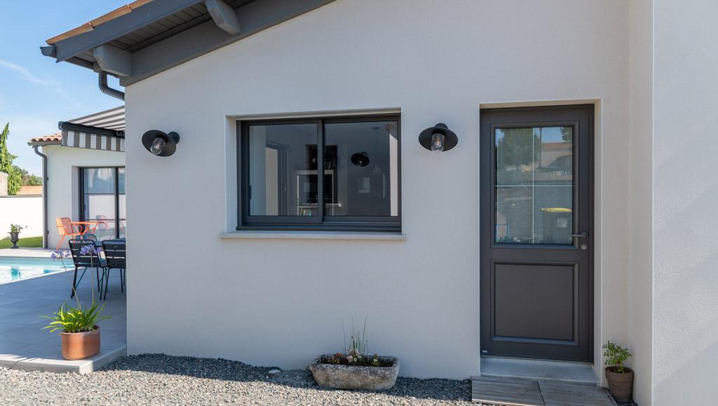 Maison sur mesure à Chauray avec façade moderne et garage indépendant