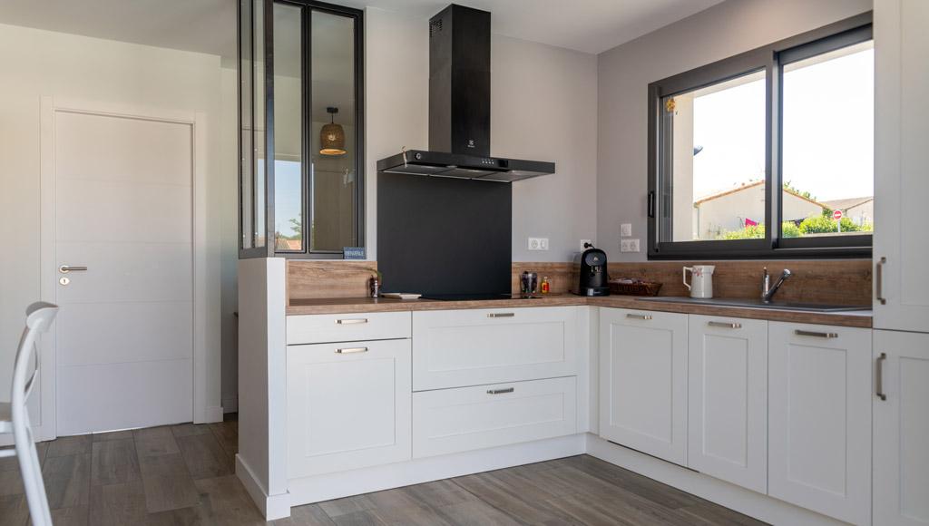 Cuisine ouverte aménagée dans maison neuve à Chauray