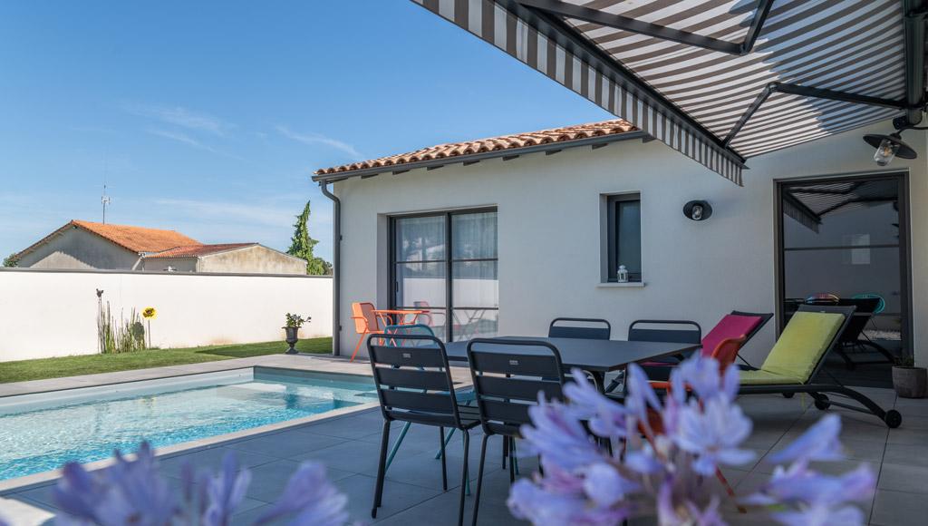 Piscine dans jardin paysagé d'une maison neuve à Chauray