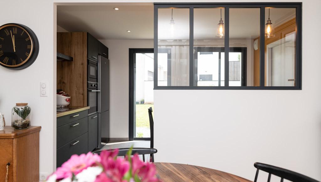 Pièce de vie lumineuse avec cuisine ouverte dans maison à étage à Niort