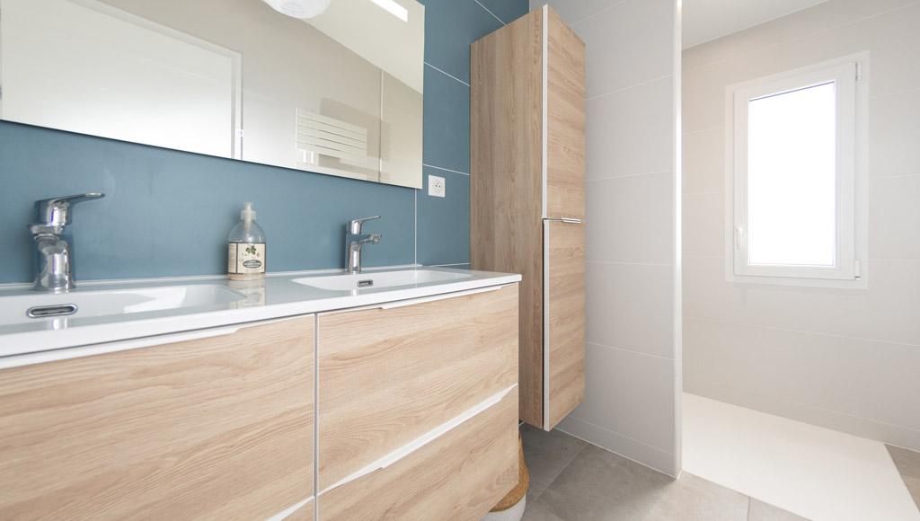 Salle de bain moderne aménagée dans maison neuve à étage à Niort