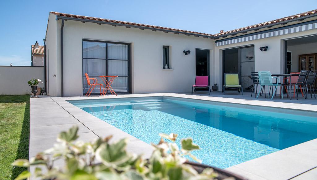 Maison sur mesure à Chauray avec piscine extérieure et terrasse